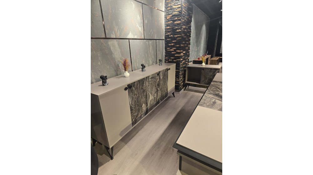 Granit lüks yönetici masa takımı, LED aydınlatmalı kristal dokulu ön paneli ve granit desenli tablası ile modern ofis ortamında Lazer bekleme grubu ile sergileniyor.